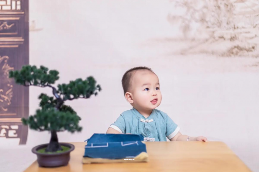 临夏怀孕肚子中间凹两边凸
